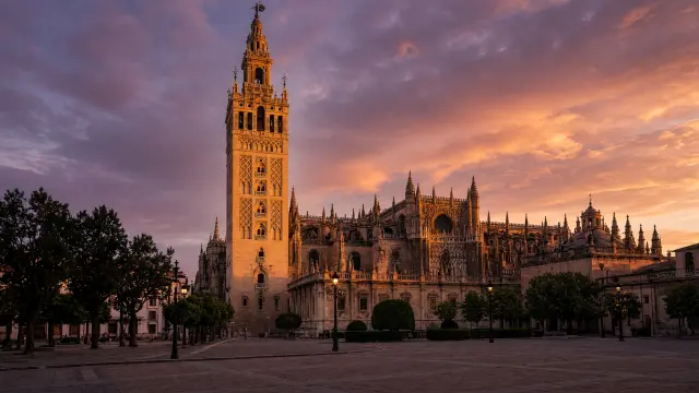 De kathedraal van Sevilla met de Giralda bij avondlicht