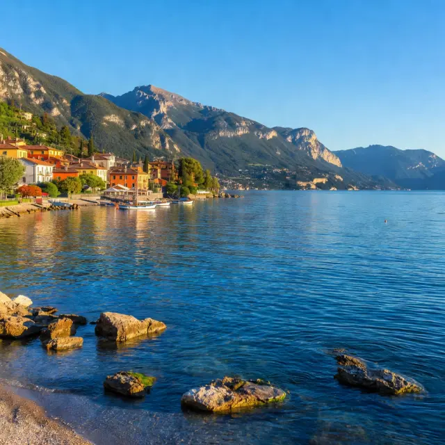 zicht op het gardameer in Italië 