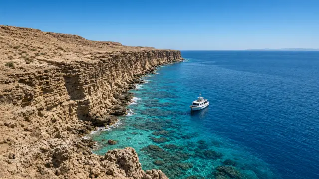 Woestijnkliffen en turquoise zee in het nationaal park Ras Mohammed