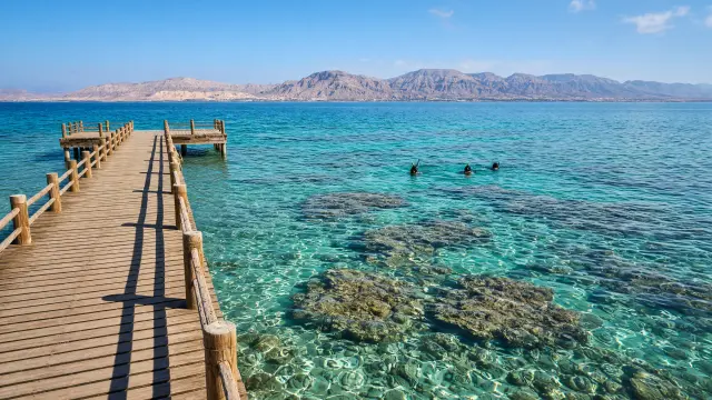 Houten steiger boven het koraalrif in helder water aan de Rode Zee bij Sharm El Sheikh