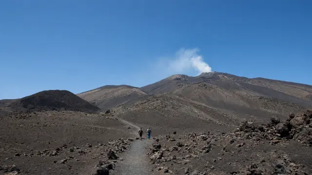 Wandelaars op de lavavelden van de Etna