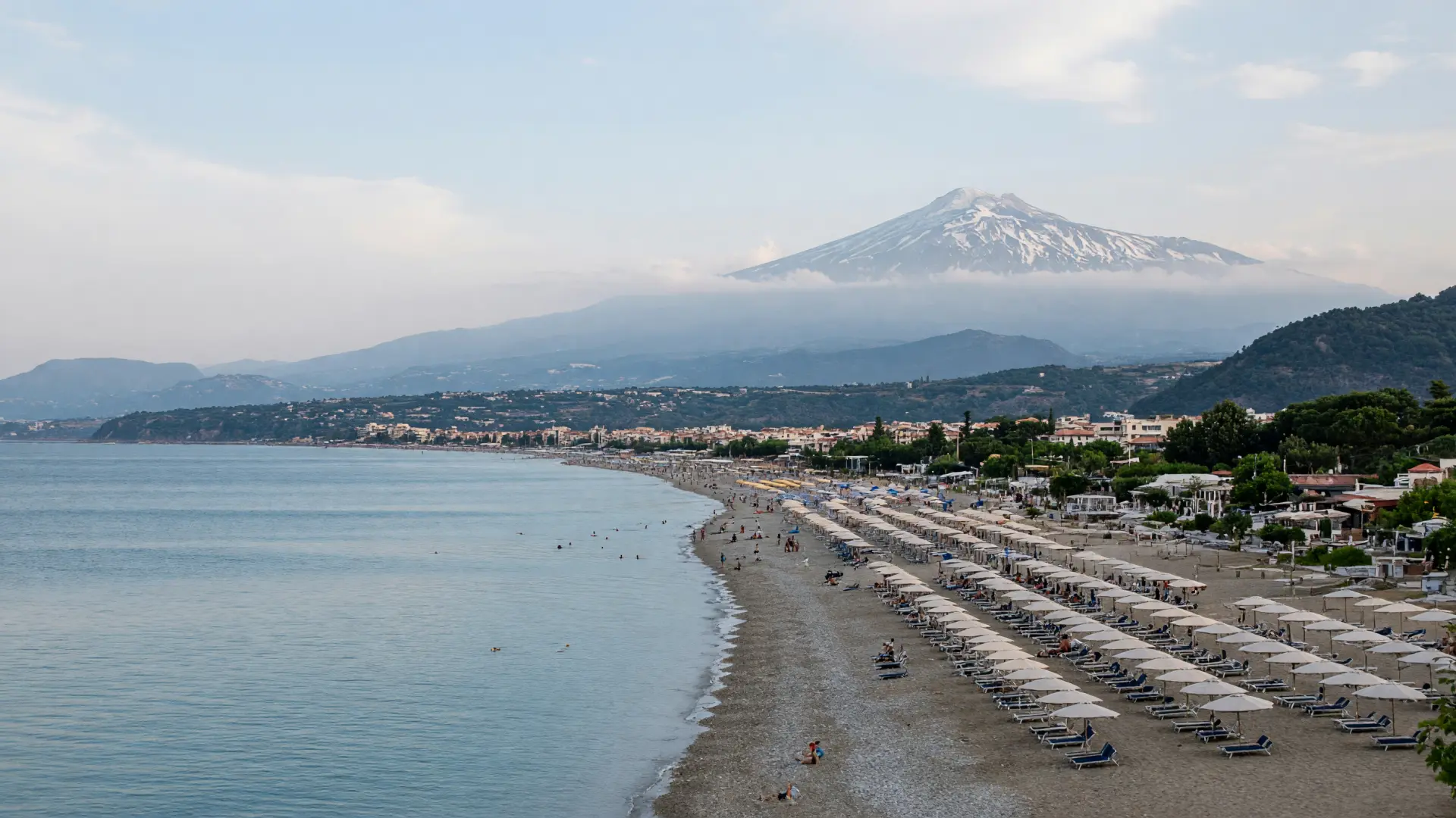 Het strand van Giardini-Naxos met de Etna op de achtergrond