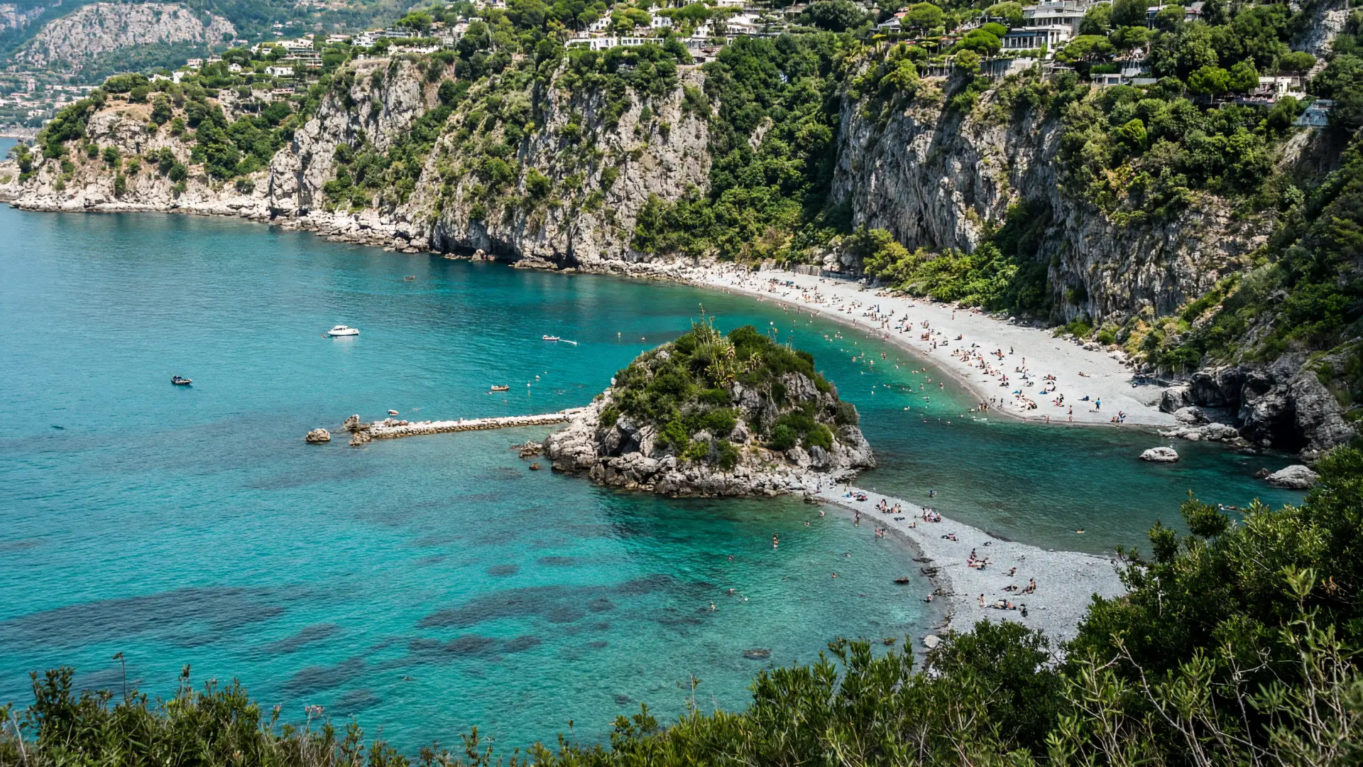 De baai van Isola Bella onder Taormina