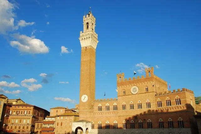 Piazza del Campo in Siena met de Torre del Mangia en het Palazzo Pubblico