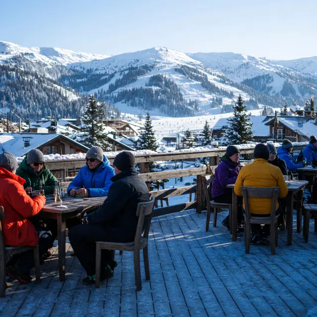 Skiërs op brede pistes in Flachau met moderne stoeltjesliften en berglandschap