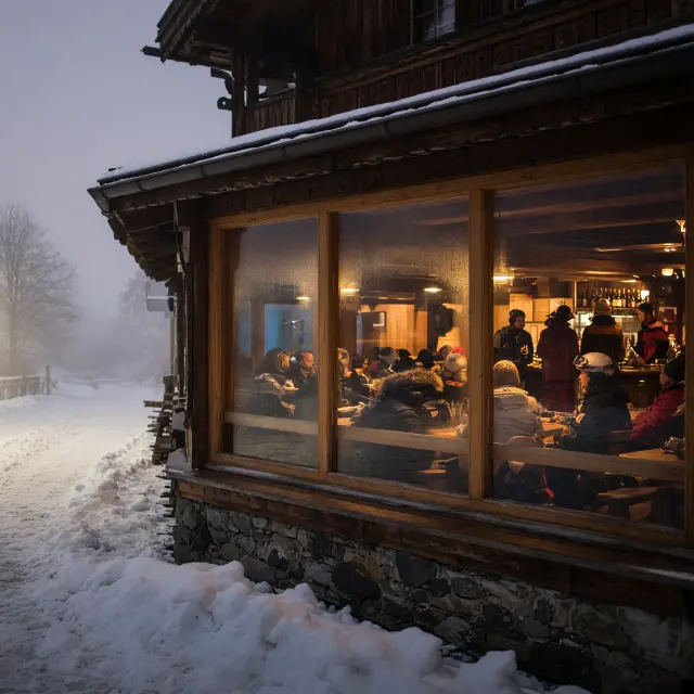 Gezinnen genieten van een zonnige skidag op de brede, goed geprepareerde pistes van Brixen im Thale met adembenemend uitzicht op de besneeuwde Tiroler bergtoppen