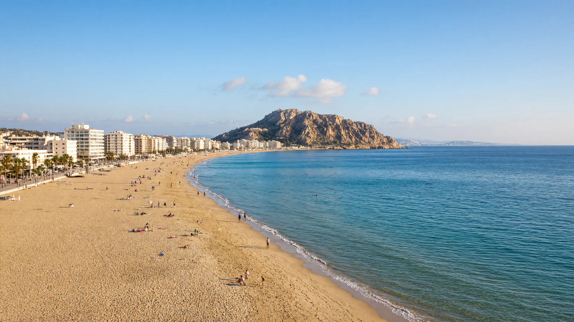 Goudgele strandbaai aan de Costa Blanca