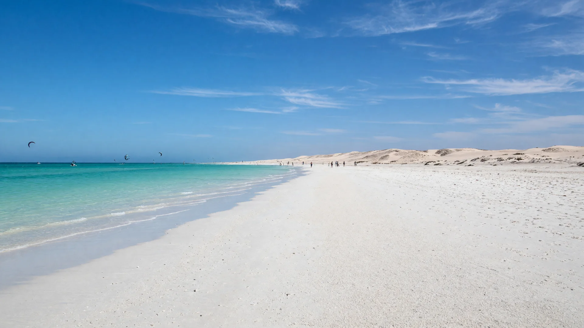Breed wit zandstrand met turquoise water op Fuerteventura