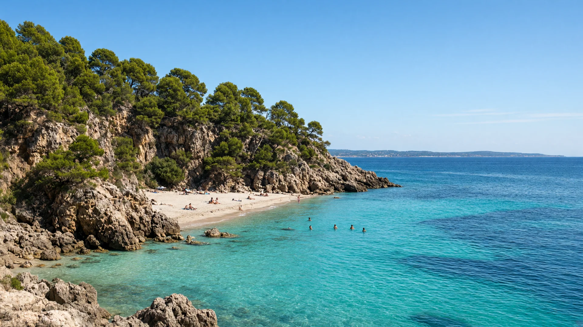 Turquoise baai met zandstrand en dennenbomen op Mallorca