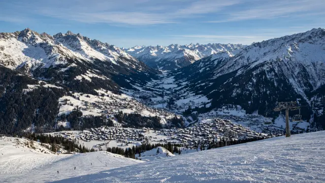 Zicht vanaf een skipiste boven Fulpmes over het besneeuwde Stubaital
