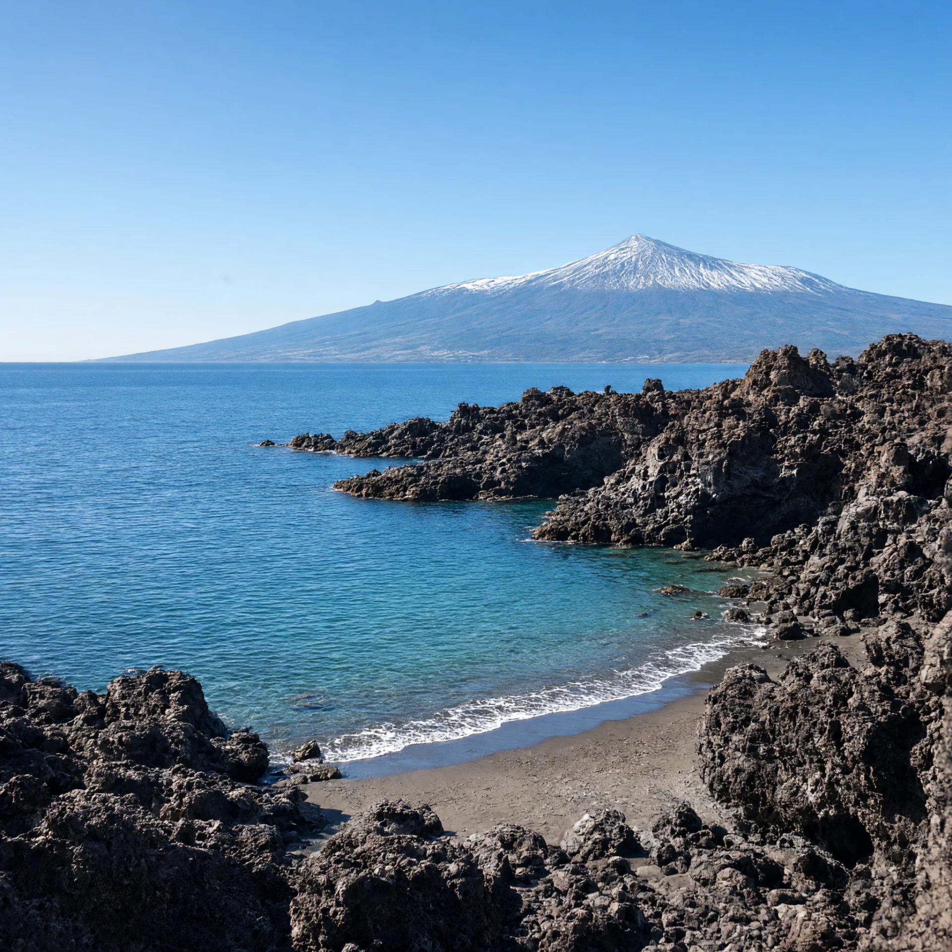 baai aan de kust van Tenerife met de Teide op de achtergrond