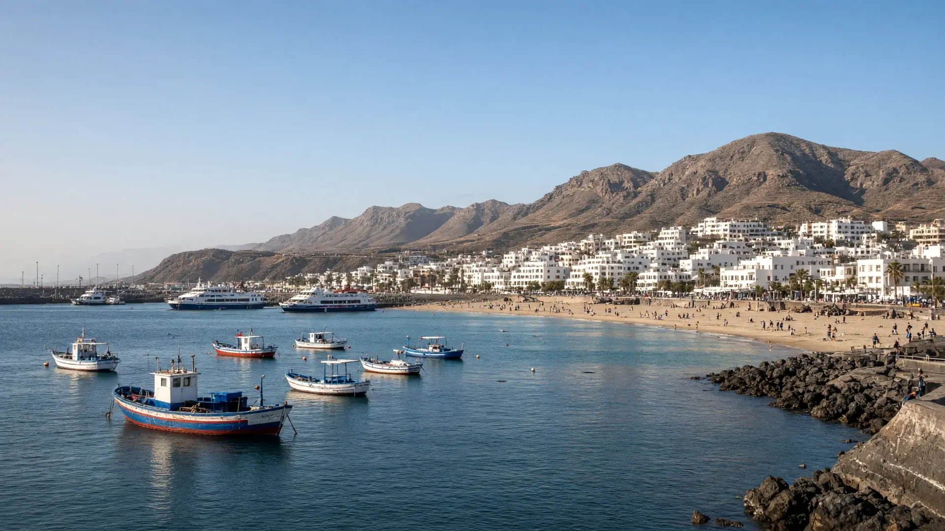 Haven en strand van Los Cristianos met vissersboten