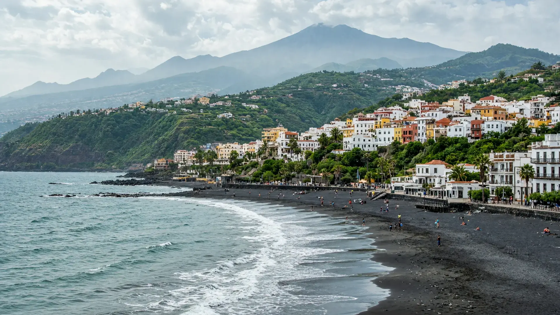 Zwart lavastrand en kleurrijke huizen in Puerto de la Cruz