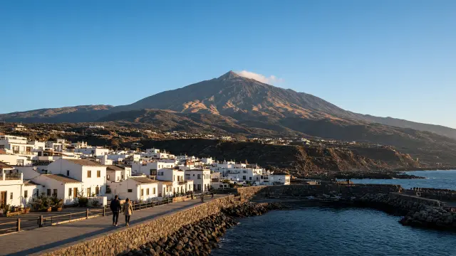 Kustdorp op Tenerife met de Teide op de achtergrond