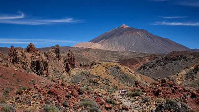 Rode en okerkleurige lavavelden met de Teide in het nationaal park