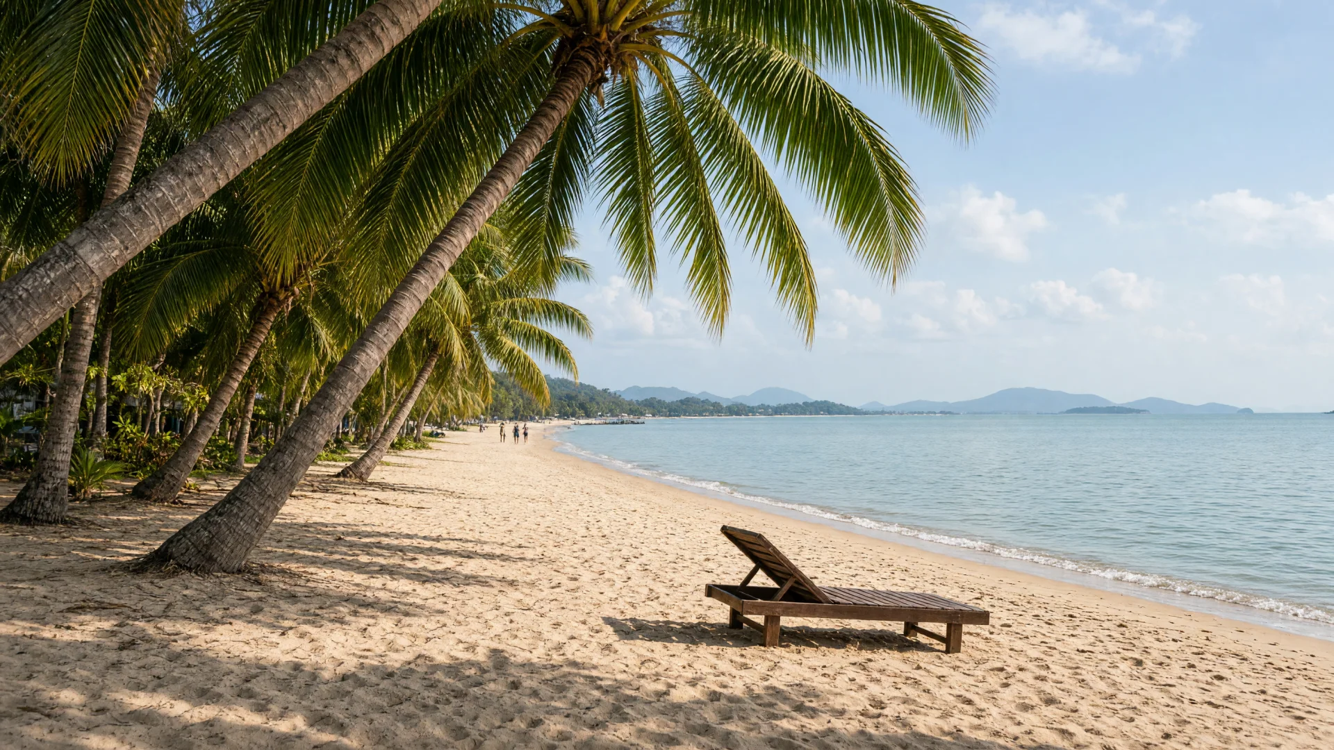 Rustig palmstrand aan zee op Koh Samui