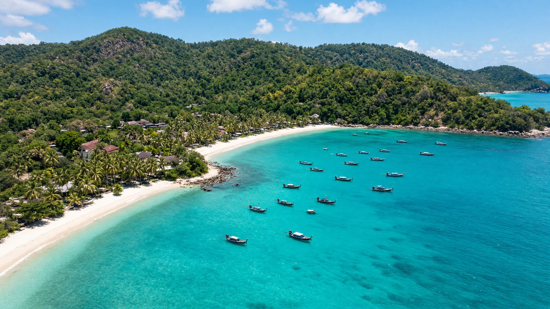 Baai met wit zandstrand, palmbomen en turquoise water op Phuket