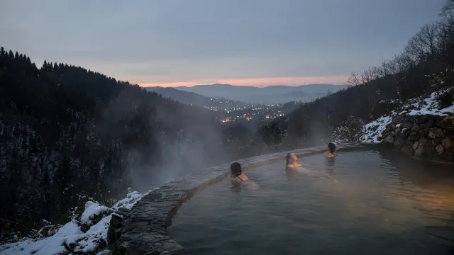 Dampend thermaal buitenbad in de winter