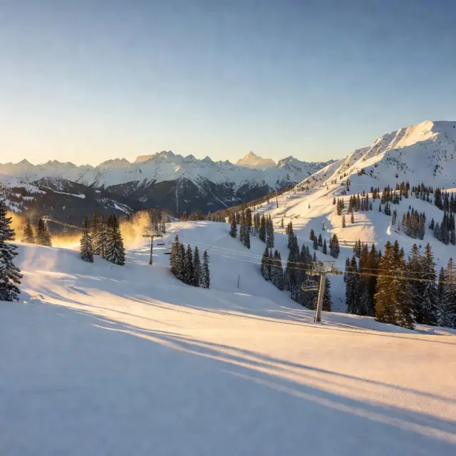 Skiërs genieten van de uitgestrekte pistes van Espace Killy, met het bergpanorama van Tignes en Val d'Isère op de achtergrond