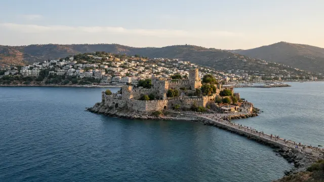 Het Duiveneiland van Kusadasi met een stenen kasteel, verbonden met het vasteland door een smalle dam
