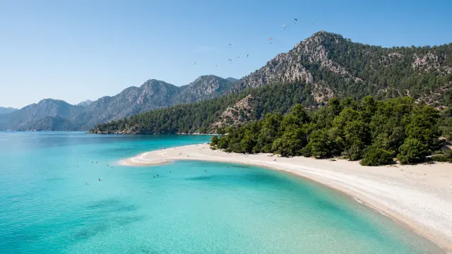 Turquoise lagune en lange zandtong van Ölüdeniz met beboste bergen