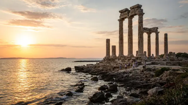 Marmeren zuilen van de Apollotempel in Side aan de haven bij zonsondergang