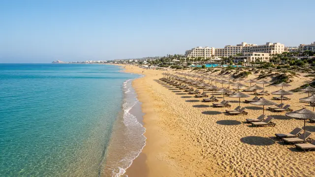 Lang zandstrand met ligbedden en parasols voor een all-inclusive resort bij Side