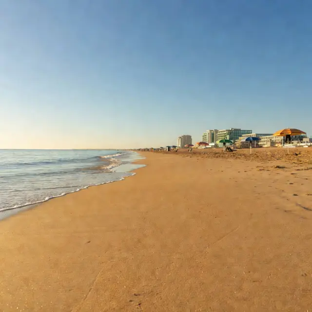 Atlantische kust van Agadir met breed zandstrand en parasols, populaire bestemming voor een last minute vakantie Marokko met all-inclusive resorts