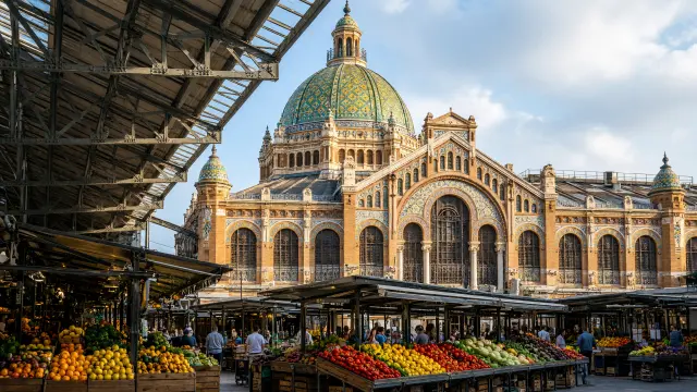 De Mercado Central in Valencia met de gekleurde koepel en de groentestalletjes