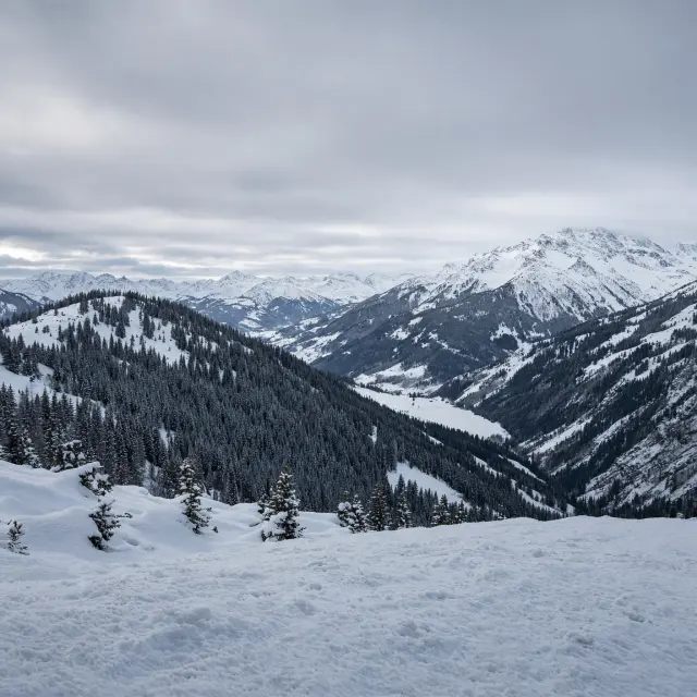 Besneeuwde bergtoppen en dorpjes in de Franse Alpen rond Modane in het Maurienne-dal