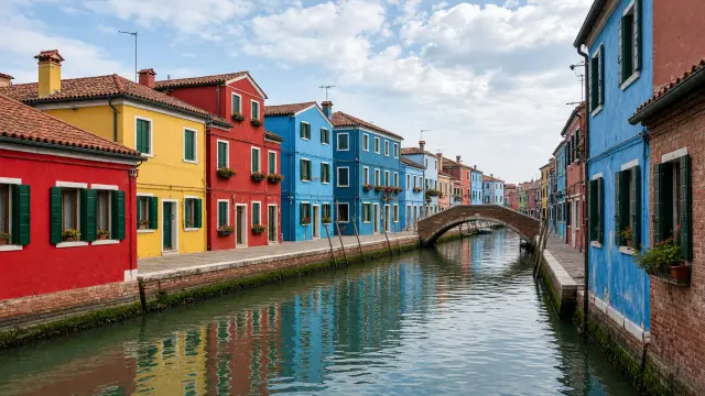 De gekleurde huizen van Burano langs een klein kanaal