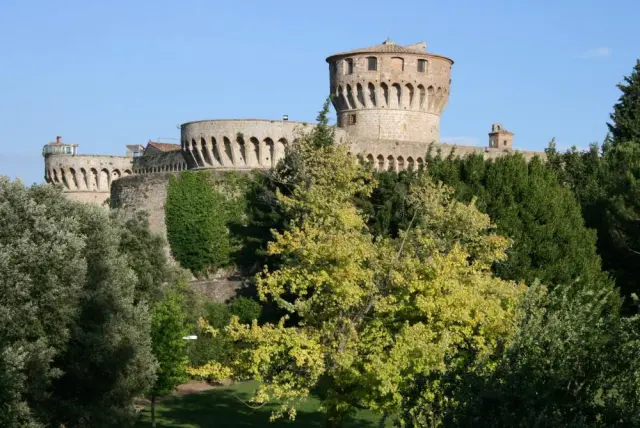 De Fortezza Medicea van Volterra tussen het groen