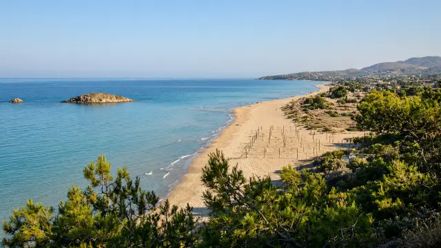 Baai van Laganas op Zakynthos met een lang zandstrand en helder blauw water