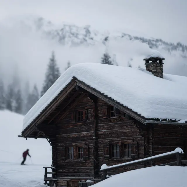 Skipistes en chalets in Königsleiten, het hoogste skiresort van het Zillertal met sneeuwzeker skiën op 1600 meter hoogte