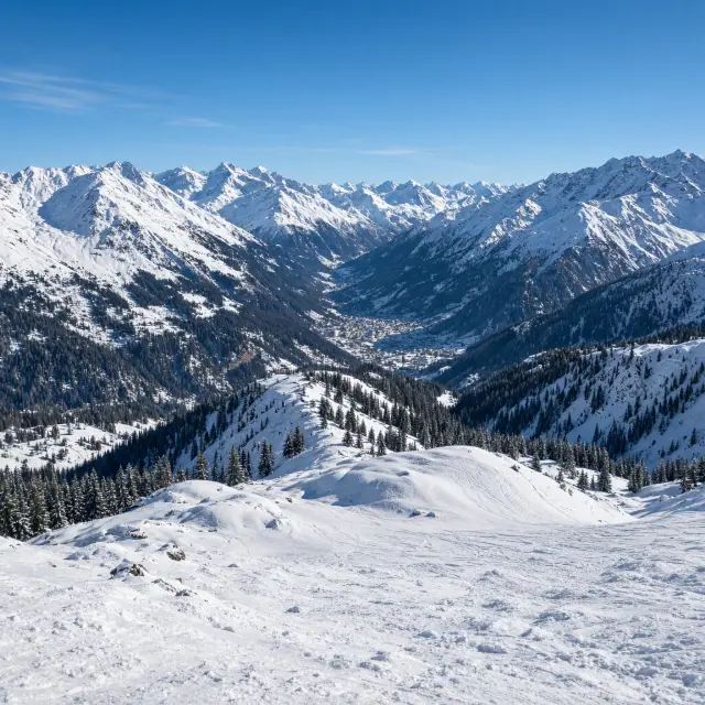 Skiërs op de Harakiri-piste in Mayrhofen Zillertal, de steilste skipiste van Oostenrijk met 78% hellingsgraad