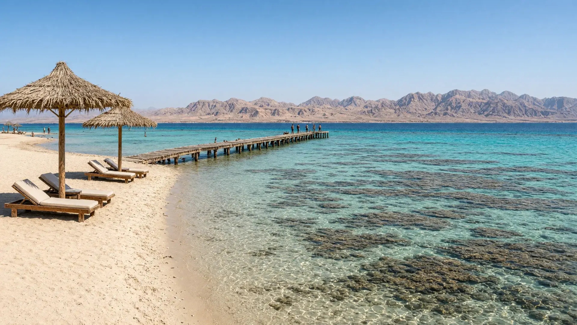 Strand met steiger en helder water aan de Rode Zee in Egypte