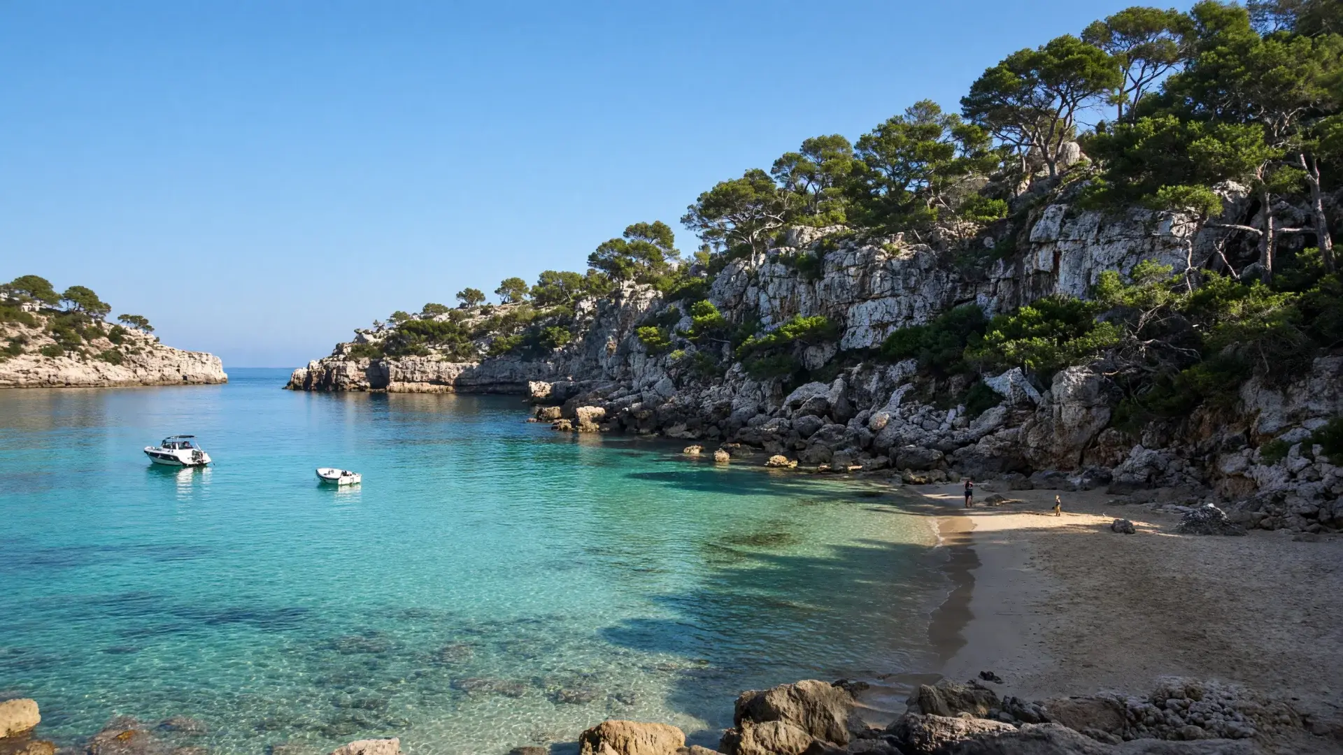 Kleine baai tussen rotsen en pijnbomen op Mallorca