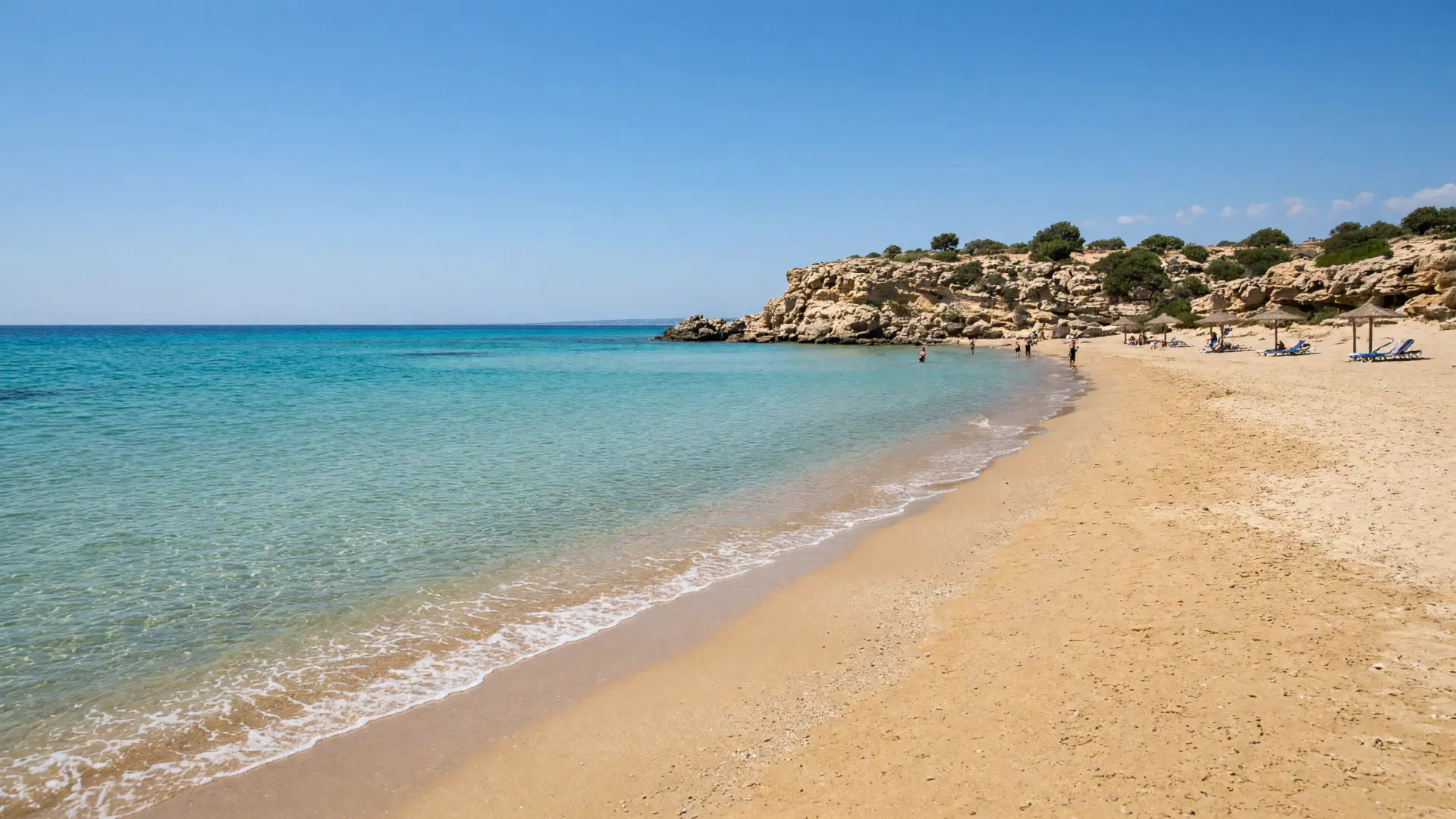Zandstrand met helder turquoise water op Cyprus