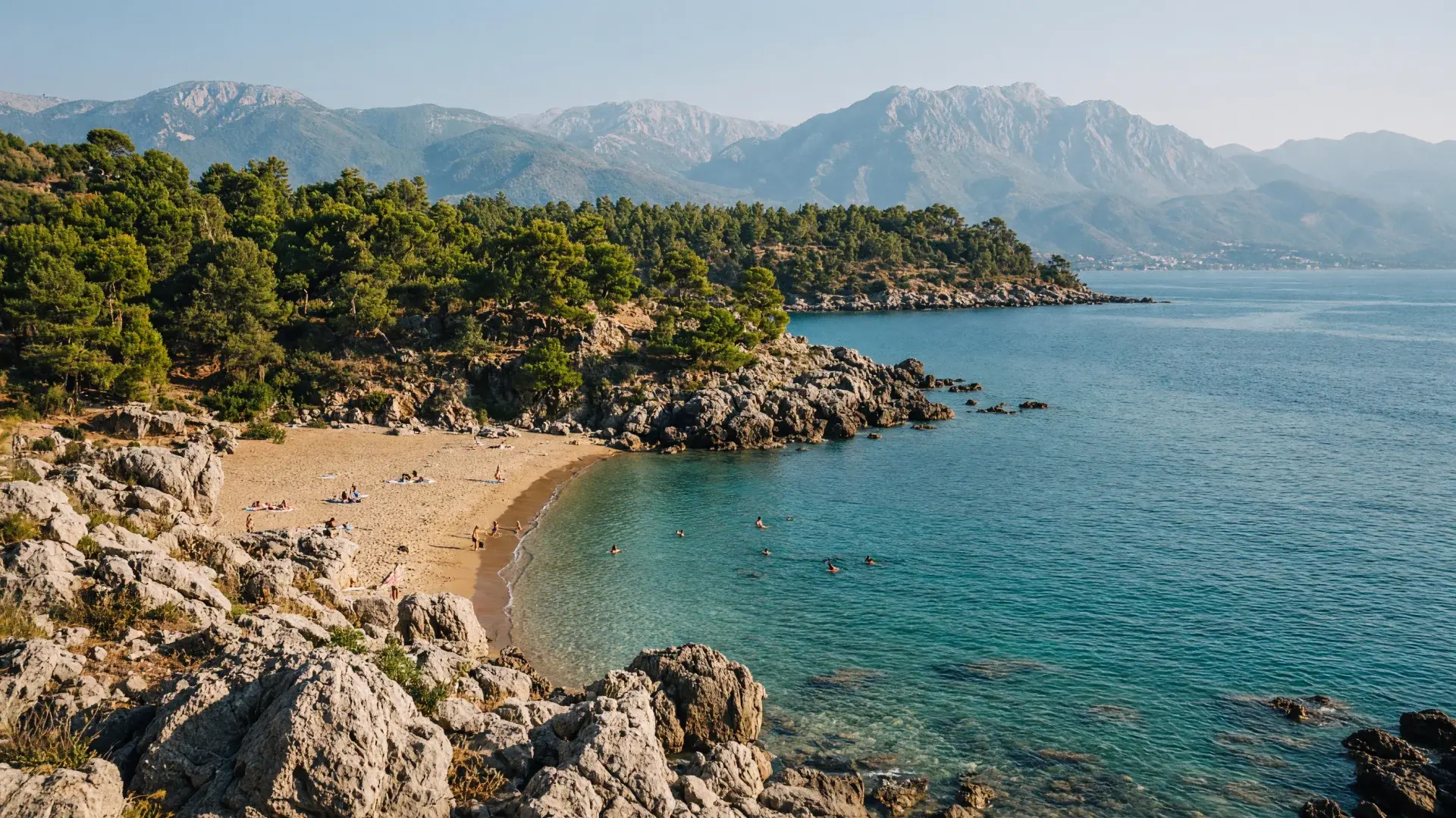 Baai met zandstrand aan de Turkse Rivièra en bergen op de achtergrond