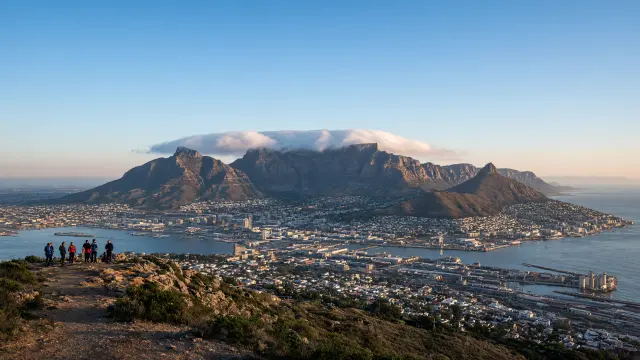 De Tafelberg boven Kaapstad en de baai, met kleine wandelaars op een uitkijkpunt