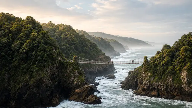 De hangbrug over de monding van de Storms River in Tsitsikamma met kleine wandelaars