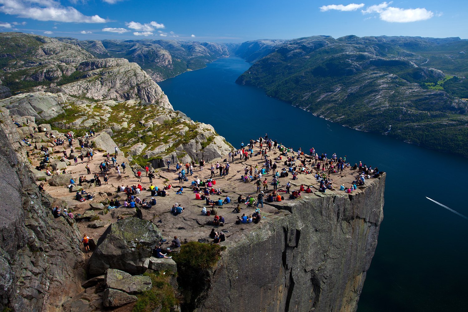 Preikestolen - de gropotste toeristische trekpleister van Noorwegen met een adembenemend uitzicht