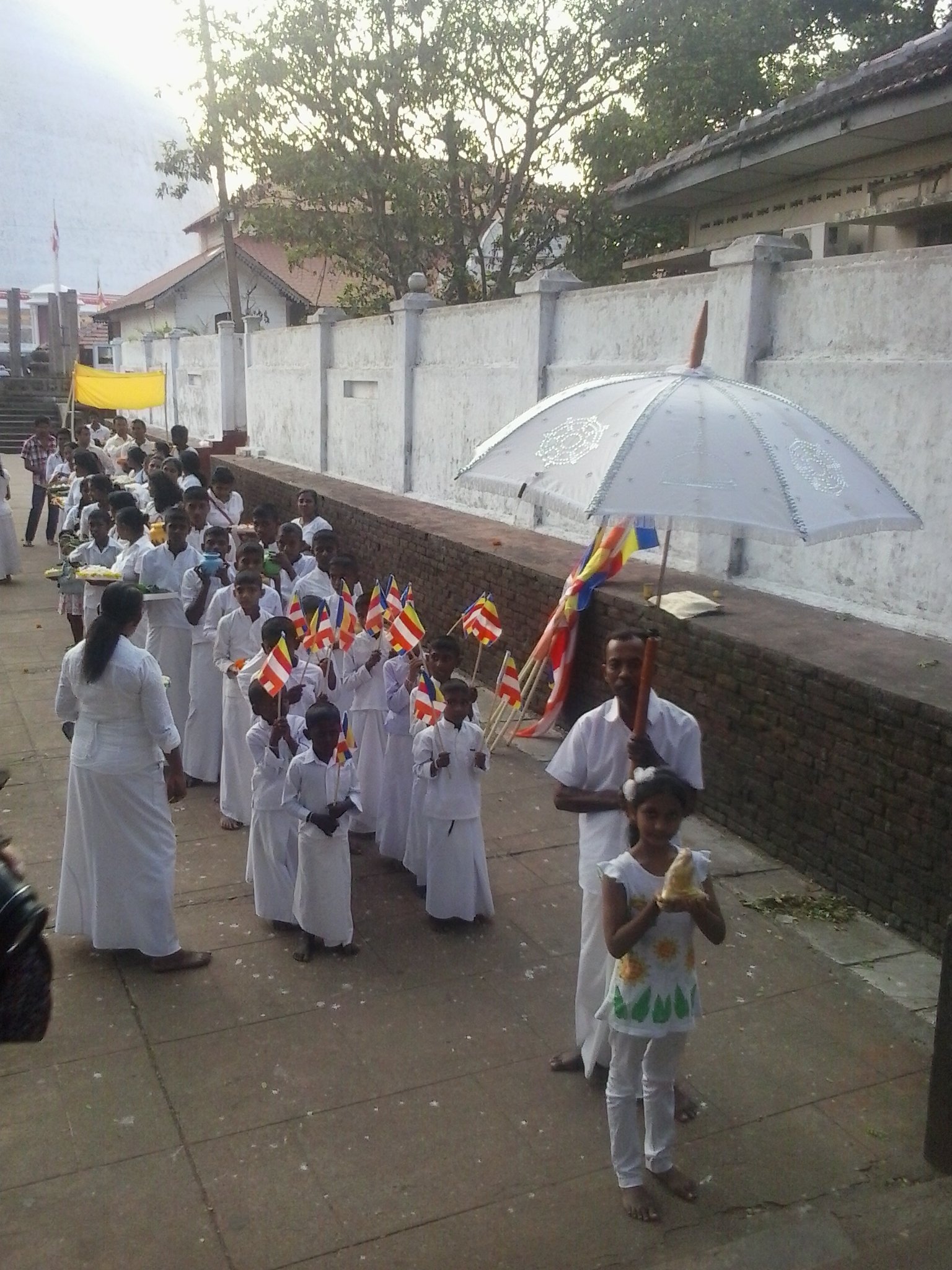 Boeddhistische optocht rond de grote stoepa van Anuradhapura