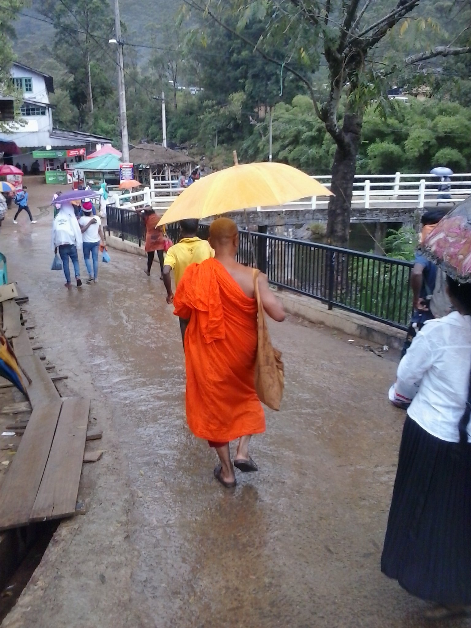 Sfeerbeeld - overal in Sri Lanka zie je ze lopen in het straatbeeld, Boeddhistische monniken met hun typische oranje gewaad