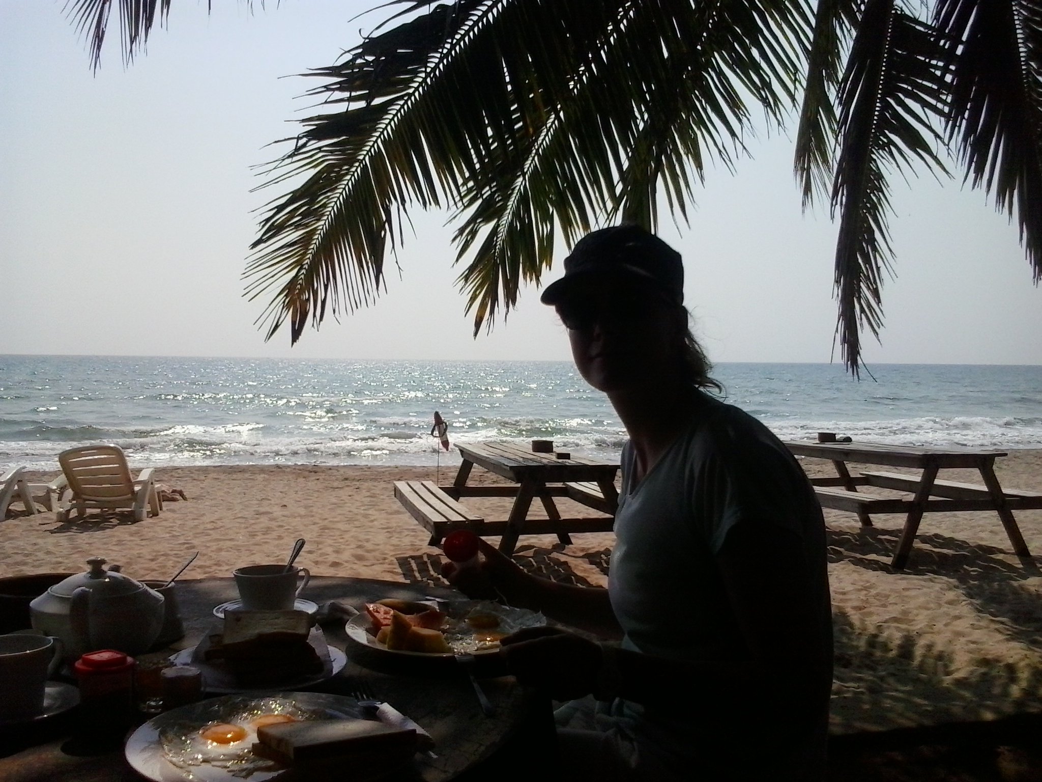 Ontbijten op het mooie strand van Trincomalee, een aanrader en je kan er heerlijk zwemmen