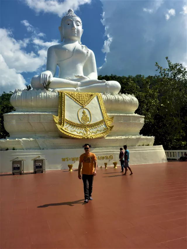 De grote witte Boeddha in Pai