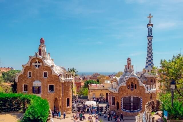 Barcelona, 1 van de drukst bezocht steden van Europa met de Sagrada Familia van Gaudi. Je kan er meerdere dagen doorbrengen zonder jezelf te vervelen. Er zijn talrijke musea maar ook leuke pleintjes om lang te vertoeven. Barcelona heeft ook een uitgestrekt strand, hetgeen vrij uniek is voor zo een grote en druk bezochte stad. 