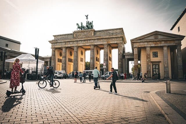 Berlijn is een favoriete stad bij zowel jong als oud. Hip en trendy zijn de kernwoorden maar vergeet ook zeker de bijzondere geschiedenis niet te ontdekken als je in Berlijn bent.