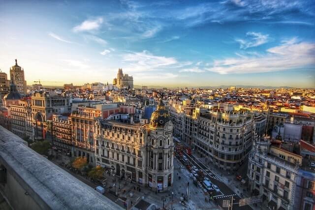 Madrid, de hoofdstad van Spanje ontvangt elk jaar vele miljoenen bezoekers. Voorzie ongeveer 3 tot 5 dagen om alle belangrijkste facetten van deze metropool te bezoeken. Je kan een citytrip aan Madrid ook combineren met een strandvakantie aan 1 van de vele Spaanse costa's.