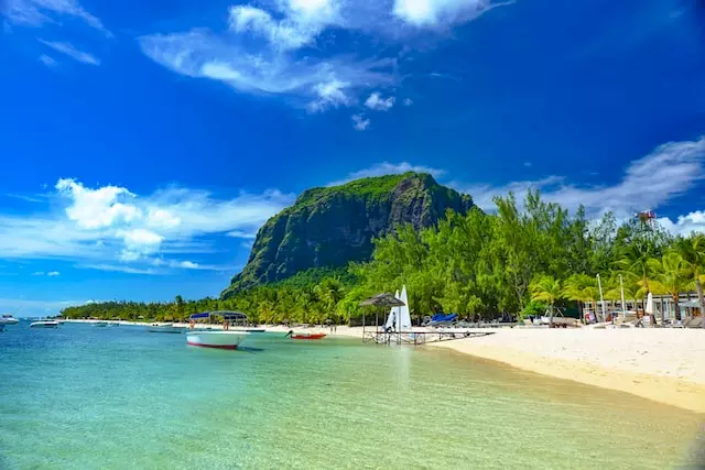 Mauritius is een heerlijke tropische en luxueuze bestemming in de Indische Oceaan. Veel koppels kiezen dit mooie eiland voor hun huwelijksreis. Je kan voordelig met Brussels Airlines naar Mauritius vliegen.